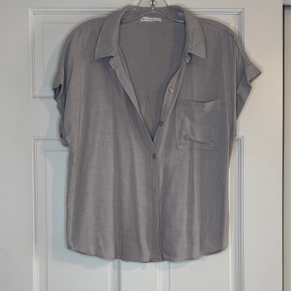 Relaxed Short-Sleeve Button-Down Shirt in Light Gray